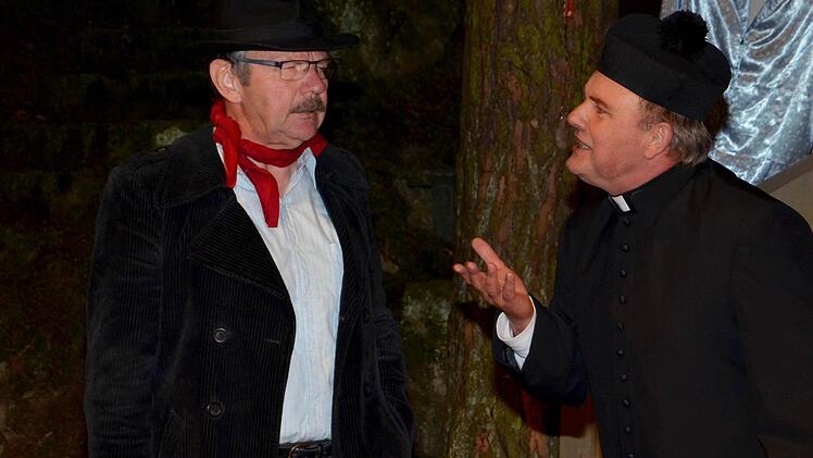Die Widersacher Peppone (Siegfried Küspert) und Don Camillo (Werner Eberhardt) geraten immer wieder aneinander.