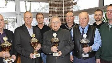 Die Sieger der Vereinsmeisterschaft des Brieftaubenvereins Hausen, (von links) Vorsitzender Walter Ludwig, Günter Winkler, Ralf Neubauer, Pfarrer i.R. Michael Kramer, Raimund Pfister, Alexander Klettke, Michael Neubauer und Erwin Ismaier Foto: Mathias Erlwein