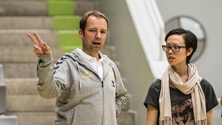 HSC-Coach Jan Gorr im Gespräch mit Ballettmeisterin Tara Yipp.Foto: Jochen Berger