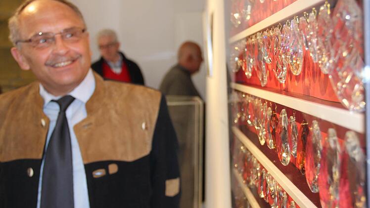 Norbert Lange ist stolz auf die schöne Ausstellung im Thurnauer Töpfermuseum. Foto: Katharina Müller-Sanke