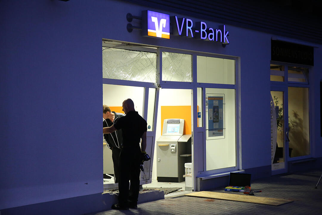 Unfall in Bayreuth: Auto kracht in Bank