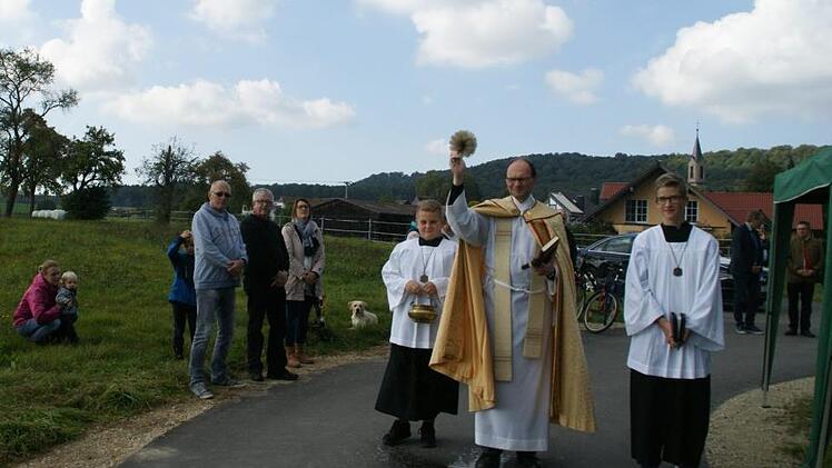 Pfarrer Kurt Wolf spendete dem 1,2 Kilometer langen und 2,5 Meter breiten Geh- und Radweg von Fabrikschleichach nach Karbach den kirchlichen Segen.   Sabine Weinbeer