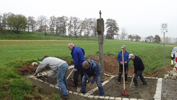 Viele fleißige Hände waren an der Neugestaltung des Bildstockumfeldes beteiligt. Matthias Nöth