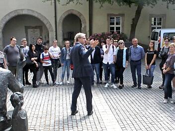 Bürgermeister German Hacker stellt das Rathaus vor und lädt zu einem virtuellen Rundgang im Ratssaal ein.  Foto: Michael Busch