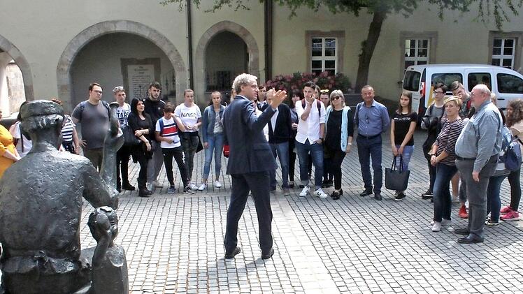 Bürgermeister German Hacker stellt das Rathaus vor und lädt zu einem virtuellen Rundgang im Ratssaal ein.  Foto: Michael Busch