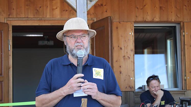 Wolf-Dietrich Schröber begrüßt die Gäste. Foto: Carmen Schwind