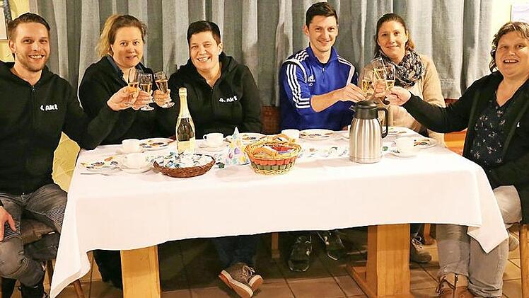 Die Theatergruppe des Schwabthaler Sportvereins l&auml;dt ab 15. M&auml;rz zu "Die Silberhochzeit oder Lieber einen Mann als gar keinen &Auml;rger!" ins Sportheim nach End ein. Das Bild zeigt von links Christian Schauer, Monika Dinkel, Nina Andert, Jonas Dinkel, Christine Hellmuth und Petra Engert. Es fehlen hier Thomas Dinkel und Bernd Schramm. Foto: Gerd Klemenz