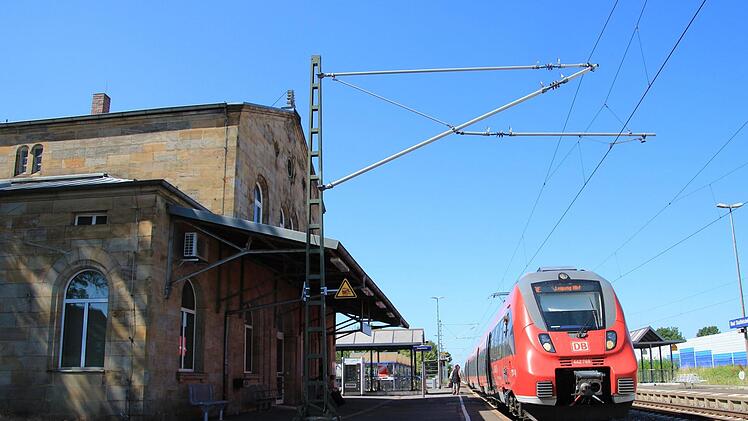Bahnhofshalle geschlossen, Fahrkarten nur am Automaten, Kiosk geschlossen: Es gibt viele Dinge am Bahnhof, die auch die Stadt gern ändern würde. Fotos: Tobias Kindermann