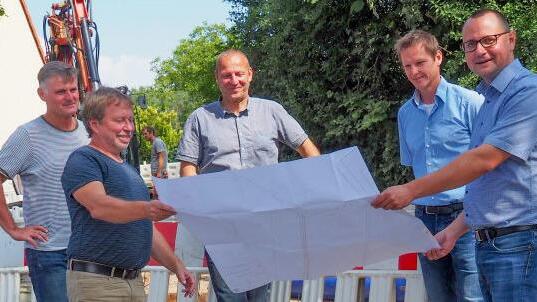 Richard Simon (von links), ehemaliger Ortssprecher von Erlach, Wolfgang Harrer vom Ingenieurbüro ish, Albert Handwerker vom Bauamt Hirschaid, Eduard Herrmann von der ausführenden Firma Herrmann-Bau und Stefan Endres, Leiter des Hirschaider Bauamtes Foto: Andrea Spörlein