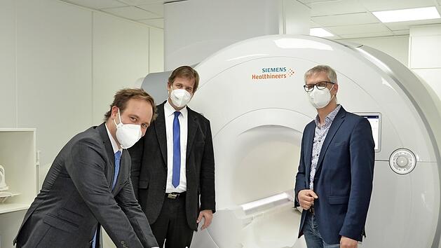 Der Chefarzt der Radiologie, Hannes Seu&szlig;, Landrat Hermann Ulm, Aufsichtsratsvorsitzender und Oberb&uuml;rgermeister Uwe Kirschstein (v.&nbsp;l.) am neuen MRT-Ger&auml;t im Klinikum Forchheim