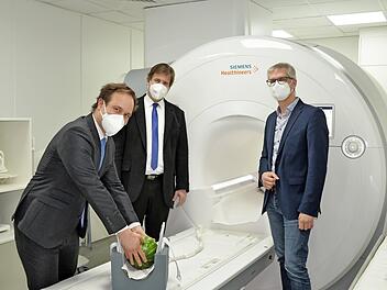 Der Chefarzt der Radiologie, Hannes Seuß, Landrat Hermann Ulm, Aufsichtsratsvorsitzender und Oberbürgermeister Uwe Kirschstein (v. l.) am neuen MRT-Gerät im Klinikum Forchheim