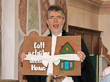 Von der evangelischen Kindertagesstätte bekam Pfarrer Bonawitz zum Abschied diesen Fußabtreter mit der Aufschrift „Gott schütze dieses Haus“.