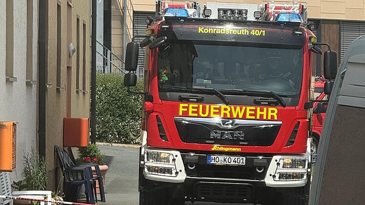 Konradsreuth: Polizei findet Toten (31) in Wohnung - Frau festgenommen