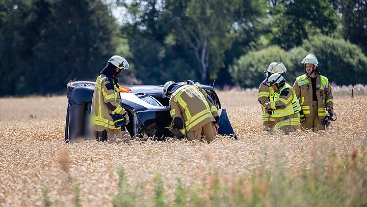 Unfall bei Veitsbronn: Auto &uuml;berschl&auml;gt sich - Ersthelfer befreit Fahrerin