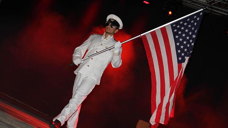 Zu Beginn der Show waren die Herren noch korrekt bekleidet.Fotos: Gerda Völk