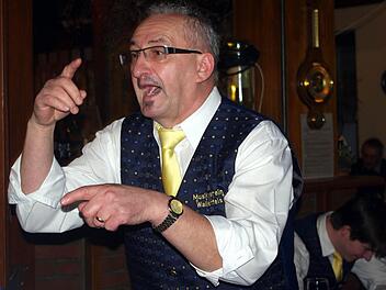 Der neue Dirigent Erich Hager gab sein Debüt bei der Jahresversammlung im Gasthaus "Homerudl".  Fotos: Musikverein Wallenfels