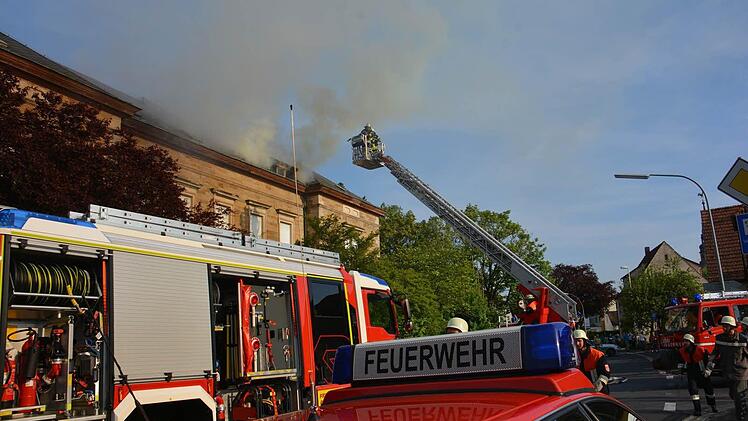Schaden in Höhe von mehreren 10.000 Euro entstand beim Dachstuhlbrand im ehemaligen Kreiskrankenhaus Bad Königshofen. Foto: Hanns Friedrich