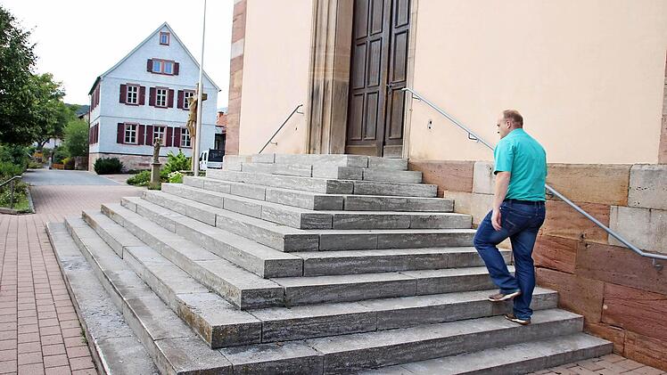 Die Kirchentreppe wird erneuert. Die Bürger sind durchaus geteilter Meinung, was diese Maßnahme betrifft.