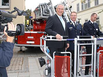 Innenminister Joachim Herrmann will hoch hinaus und mit dem Slogan "Mach dein Kind stolz" Quereinsteiger anwerben. Fotos: Ralf Ruppert