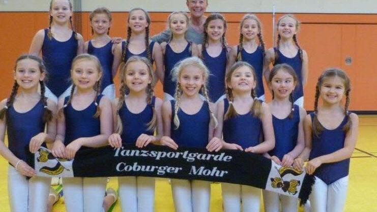 Die Jugendgarde vom "Coburger Mohr" mit ihrer Trainerin Ramona Scholz Foto: privat