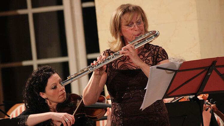 Gaby Pas-Van Riet begeisterte als Solo-Flötistin beim BKO-Konzert in Bad Brückenau. Aber auch das ganze Konzert sorgte für große Beifallsstürme im König-Ludwig-I.-Saal. Foto: Angelika Silberbach