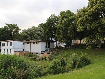 Das ehemalige Postgebäude ist nur noch eine Ruine. Seitdem das Gelände vom Buschwerk befreit wurde, ist das in vollem Ausmaß sichtbar. Foto: Simone Bastian