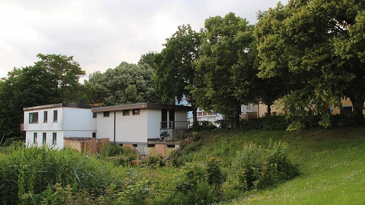 Das ehemalige Postgebäude ist nur noch eine Ruine. Seitdem das Gelände vom Buschwerk befreit wurde, ist das in vollem Ausmaß sichtbar. Foto: Simone Bastian