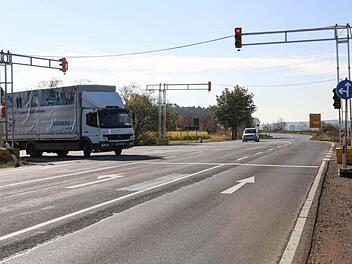 Die Fahrbahn der Staatsstraße 2244 (alte B4) wurde verbreitert und eine Abbiegespur Richtung Kersbach eingezeichnet.  Fotos: Barbara Herbst