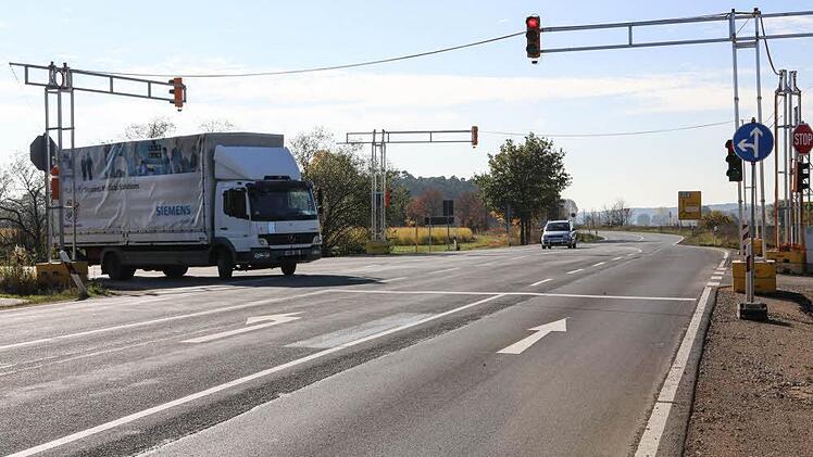 Die Fahrbahn der Staatsstraße 2244 (alte B4) wurde verbreitert und eine Abbiegespur Richtung Kersbach eingezeichnet.  Fotos: Barbara Herbst