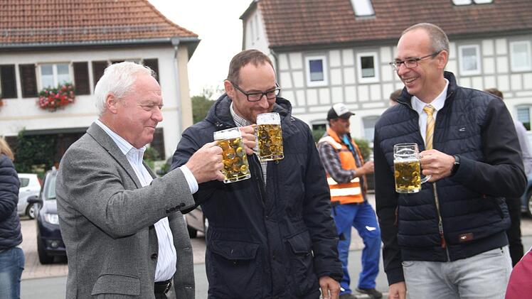 Heben das Glas: Bürgermeister Helmut Fischer, Kreisbauhofmeister Heiko Tremel und Landrat Christian Meißner. (v. li.)