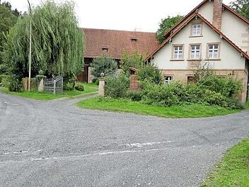 Von links und rechts ergossen sich am 20. Juni 2013 nach einem Starkregen die Wassermassen den Hang herunter und hinterließen am Waizendorfer Dorfplatz eine Geröll- und Schlammlawine. Foto: Dieter Hübner