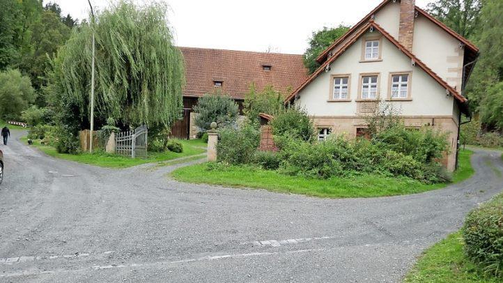 Von links und rechts ergossen sich am 20. Juni 2013 nach einem Starkregen die Wassermassen den Hang herunter und hinterließen am Waizendorfer Dorfplatz eine Geröll- und Schlammlawine. Foto: Dieter Hübner