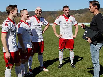 Limbachs neuer Trainer Ingo Stößel (r.) gibt seinen Spielern vor dem Anpfiff noch einige Tipps; (v. l.) Sven Fösel, Florian Fösel, Stefan Albert und Michael Schmitt