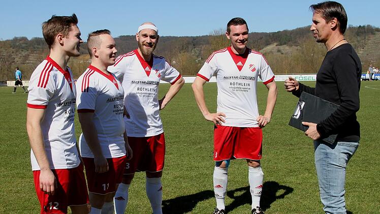 Limbachs neuer Trainer Ingo Stößel (r.) gibt seinen Spielern vor dem Anpfiff noch einige Tipps; (v. l.) Sven Fösel, Florian Fösel, Stefan Albert und Michael Schmitt