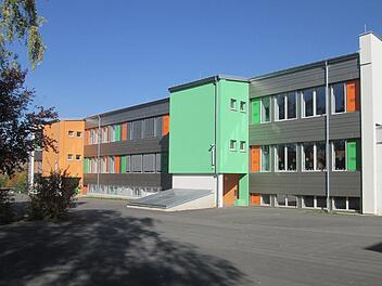 Die Johannes-Petri-Schule in Langendorf wurde umgebaut und saniert. Nun  wurde der Haushalt für den Schulverband, der auch die Schule in Fuchsstadt  umfasst, verabschiedet. Foto: Archiv/Winfried Ehling