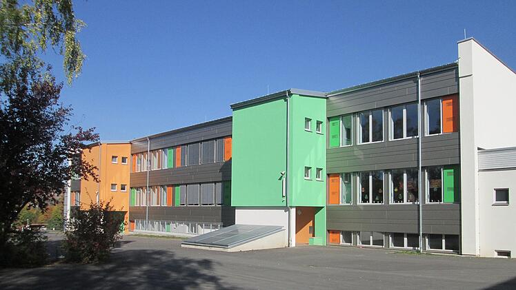 Die Johannes-Petri-Schule in Langendorf wurde umgebaut und saniert. Nun  wurde der Haushalt für den Schulverband, der auch die Schule in Fuchsstadt  umfasst, verabschiedet. Foto: Archiv/Winfried Ehling