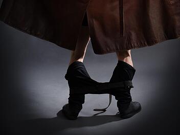 Aschaffenburg: Mann mit heruntergelassener Unterhose schl&auml;ft auf Auto