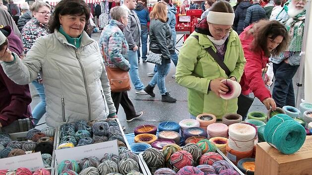 Bunte Wolle zum Selberstricken warmer Winterkleidung  Foto: Josef Hofbauer