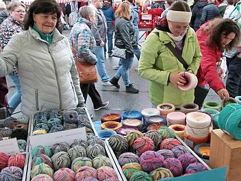 Bunte Wolle zum Selberstricken warmer Winterkleidung  Foto: Josef Hofbauer