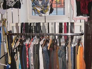 Im Umsonstladen Nürnberg gibt es Kleidung und Accessoires kostenlos. Foto: Umsonstladen Nürnberg