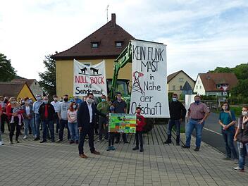 Die Bürgerinitiative protestiert  gegen den Funkmastbau  bei Dietzhof. Foto: Thomas Weichert/Archiv