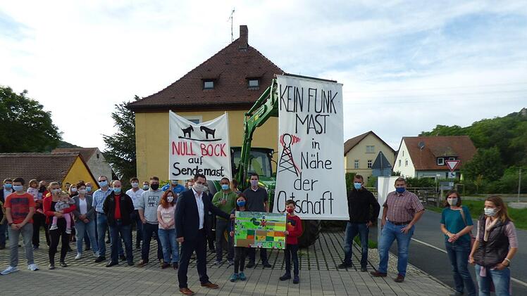 Die Bürgerinitiative protestiert  gegen den Funkmastbau  bei Dietzhof. Foto: Thomas Weichert/Archiv