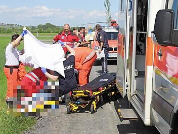Zwei Notärzte und mehrere Sanitäter kümmerten sich um den angefahrenen Mann.  Foto: Ralf Kestel