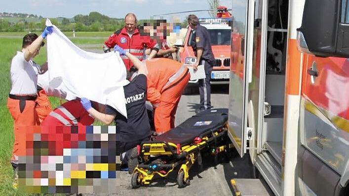 Zwei Notärzte und mehrere Sanitäter kümmerten sich um den angefahrenen Mann.  Foto: Ralf Kestel