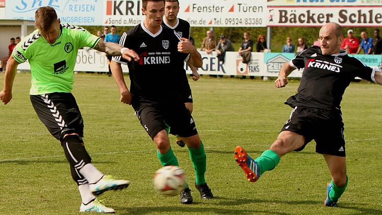 Die Sander standen gut in der Abwehr, und Florian Gundelsheimer (rechts) wehrt den Schuss von Bastian Herzner (links) ab. Dazwischen Danny Schlereth.