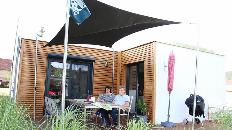 Christine Eidloth und Wolfgang Welscher auf der Terrasse ihres Smarthouses in Neuses  Foto: Friedwald Schedel
