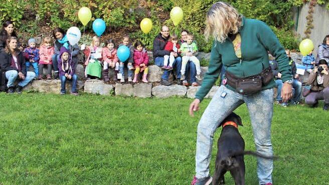 Christine Ströhlein beim Dogdance mit ihrem Hund Paco