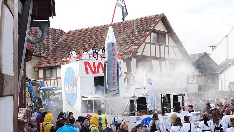 Astronauten aus Gräfendorf gehen in der Ortsmitte von Diebach an den Start. Foto: Arkadius Guzy