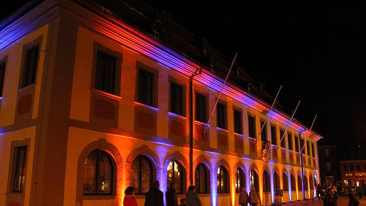 So angestrahlt wird das Rathaus nur beim Dämmershoppen. Zum vierten Mal zogen Ströme abendlich so an ihm vorbei.Markus Häggberg