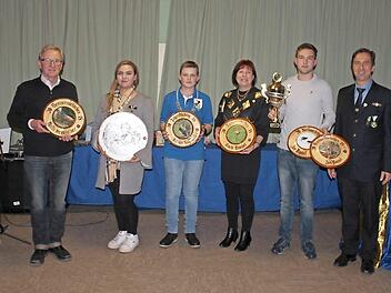 Bei der Preisverleihung (von links): Willi Kropfelder, Schützenkönigin Barbara Amon, Kilian Konheißer, Uschi Pöppel, Jan Pöppel und Vorsitzender Stephan Amon Foto: Mathias Erlwein